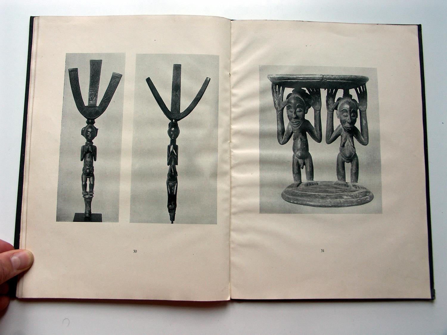 zz-eins21,s.62 30 urua (luba),holz-bogenhalter,mfv berlin iiie1591+iii